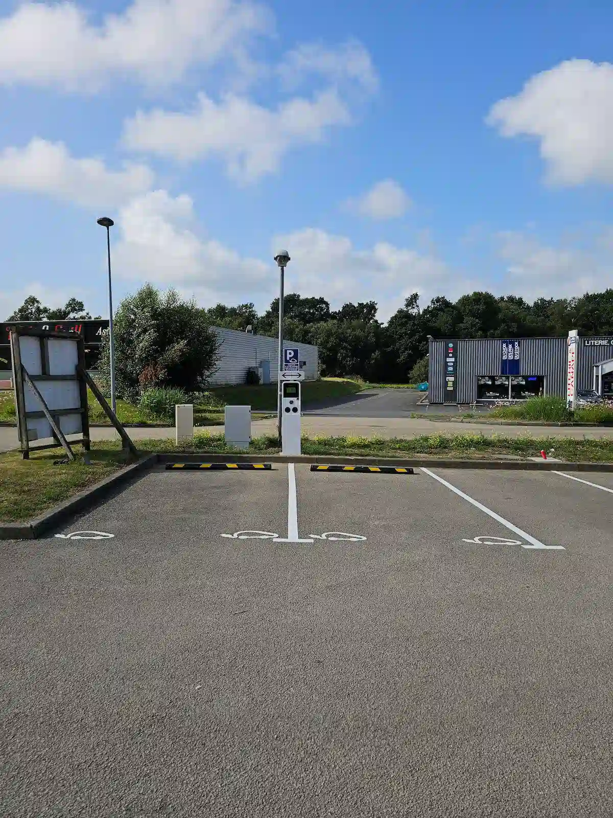 Parking terminé avec marquage au sol et bornes opérationnelles